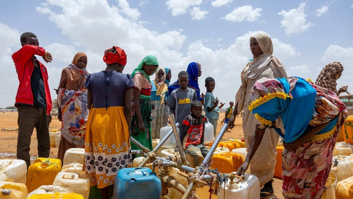 Los refugiados sudaneses llenan bidones con agua en el campo de refugiados de Touloum, en la provincia de Wadi Fira, Chad, el 8 de abril de 2025.