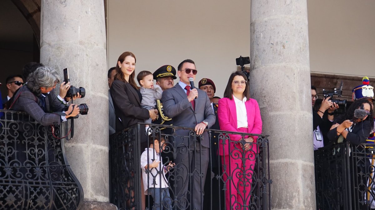 El presidente reelecto Daniel Noboa junto a su familia durante el cambio de guardia en el Palacio de Carondelet, el 15 de abril de 2025.