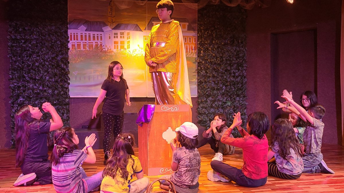 La obra teatral es interpretada por niños de entre 7 y 12 años. Se presenta en la capital