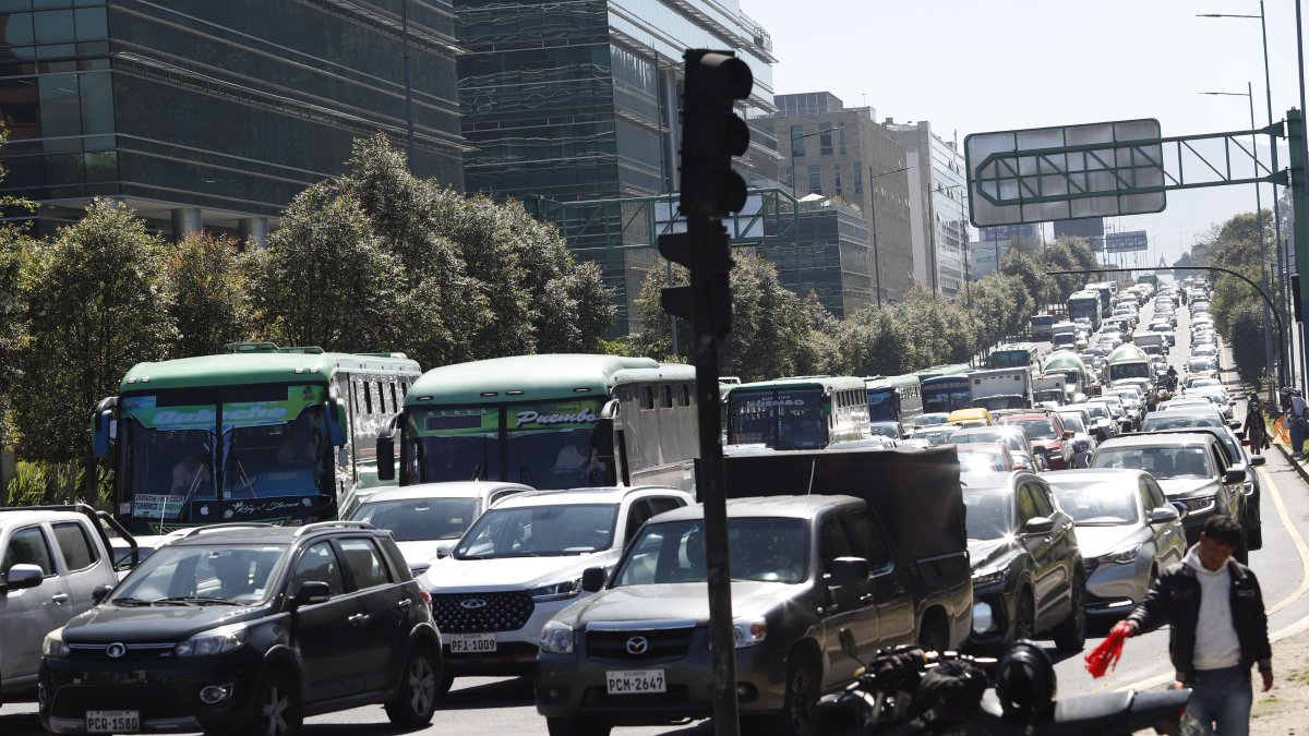 Los conductores deben evitar movilizarse en sus vehículos en los horarios restringidos por día y por placa en la capital.