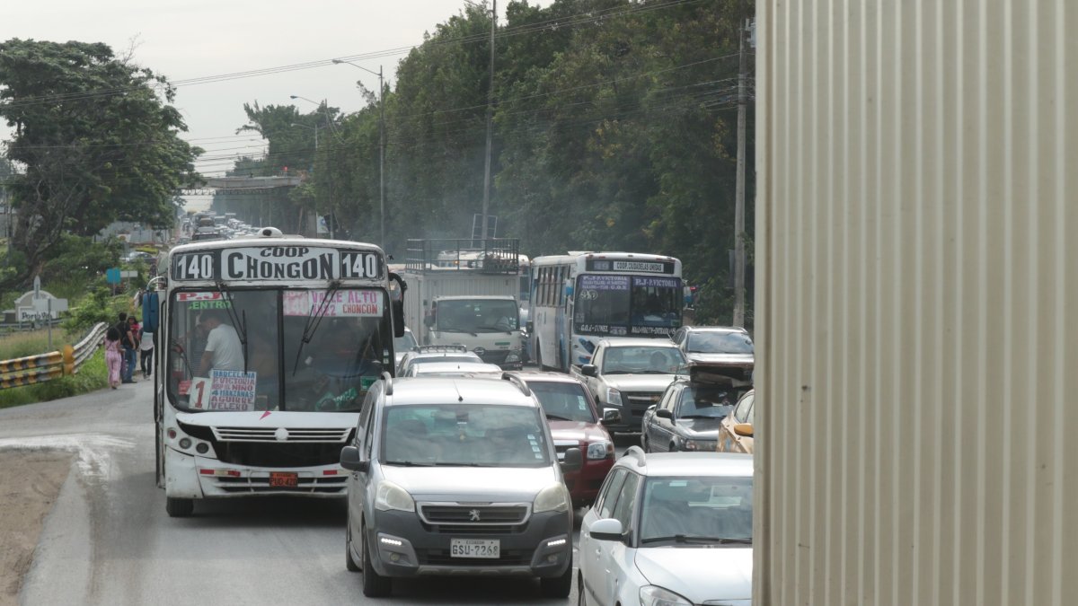 Foto referencial. El tráfico es uno de los repetidos problemas y aún sin solución en la vía a la costa. Hoy, tras un trabajo vial, vel escenario se complicó más.