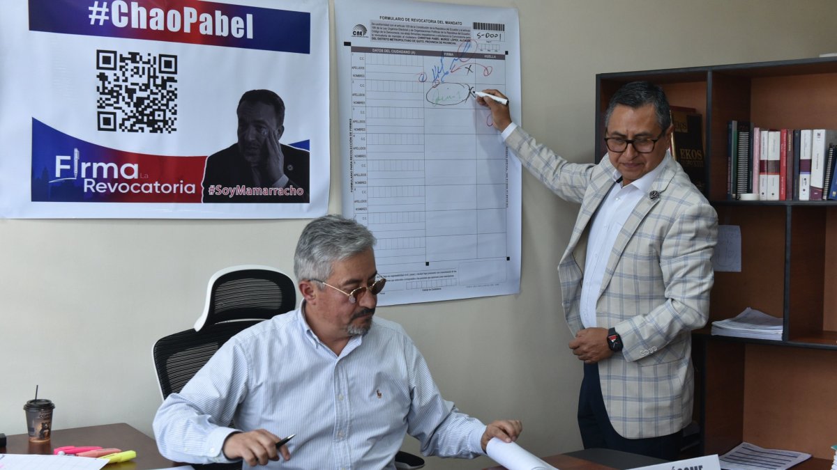 Robert Jácome recibe en su oficina a los voluntarios que están dispuestos a recolectar las firmas para la revocatoria.