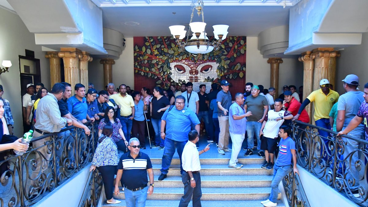 Desde el lunes 14 de abril se han dado protestas afuera del Rectorado de la Universidad Agraria. Se pide la salida de Tamara Borodulina.