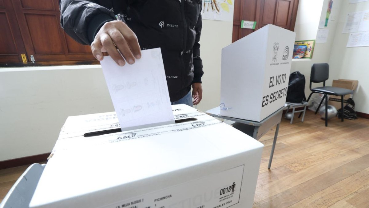 En Quito, la gente vota en tres circunscripciones.