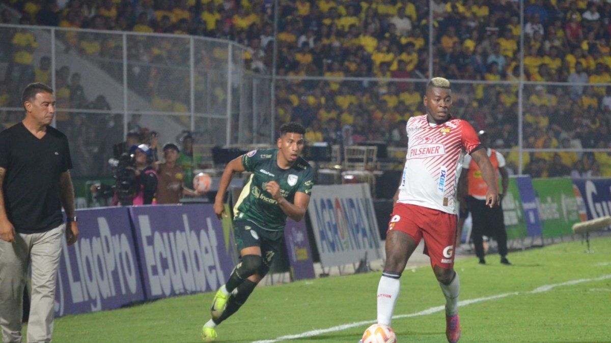 Al mediapunta Gabriel ‘Loco’ Cortez (derecha) le costó ante Orense generar ocasiones de peligro y habilitar al centrodelantero Felipe Caicedo.