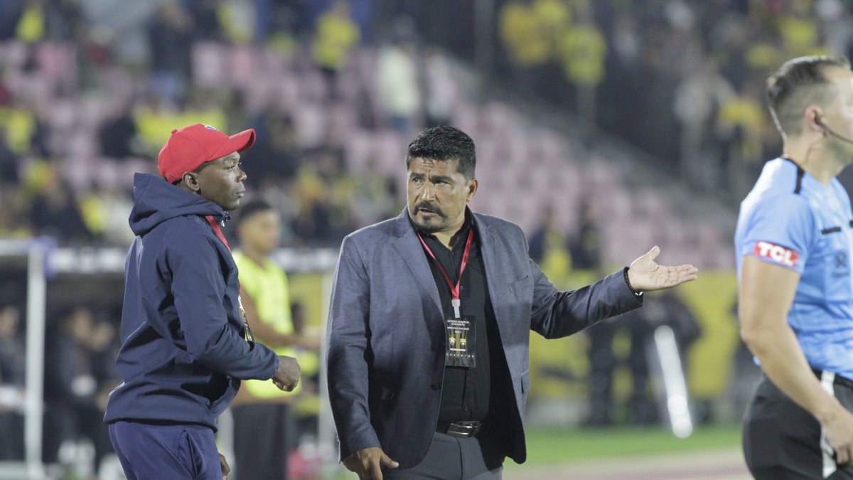 Omar Asad (d) conversa con su asistente técnico José Madrid.