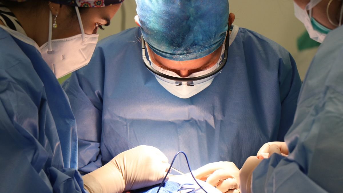 Cirugía. Cada vez más hombres se someten a cirugías estéticas por su autoestima e imagen.