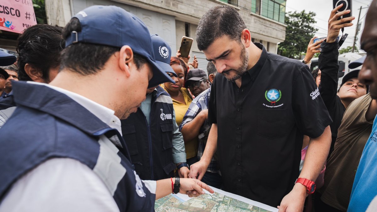 El alcalde de Guayaquil, Aquiles Álvarez, durante un recorrido de obra.
