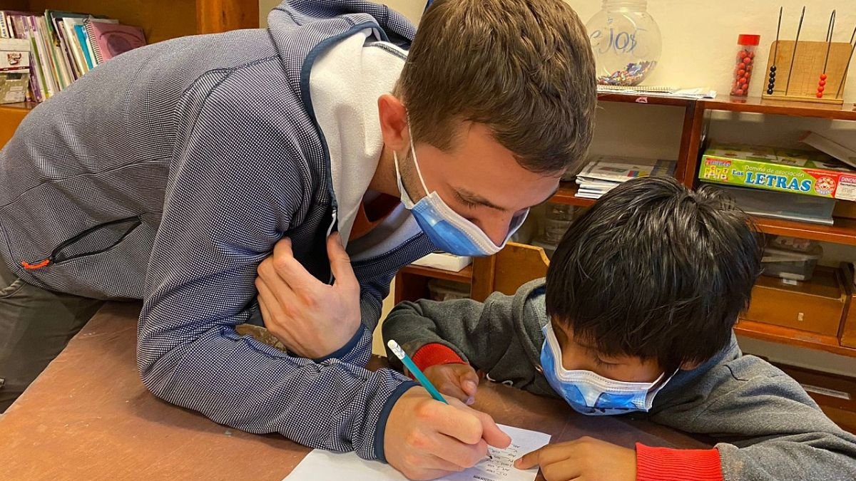 ONG. La fundación busca el desarrollo sostenible, e integrar la educación y el comercio justo.