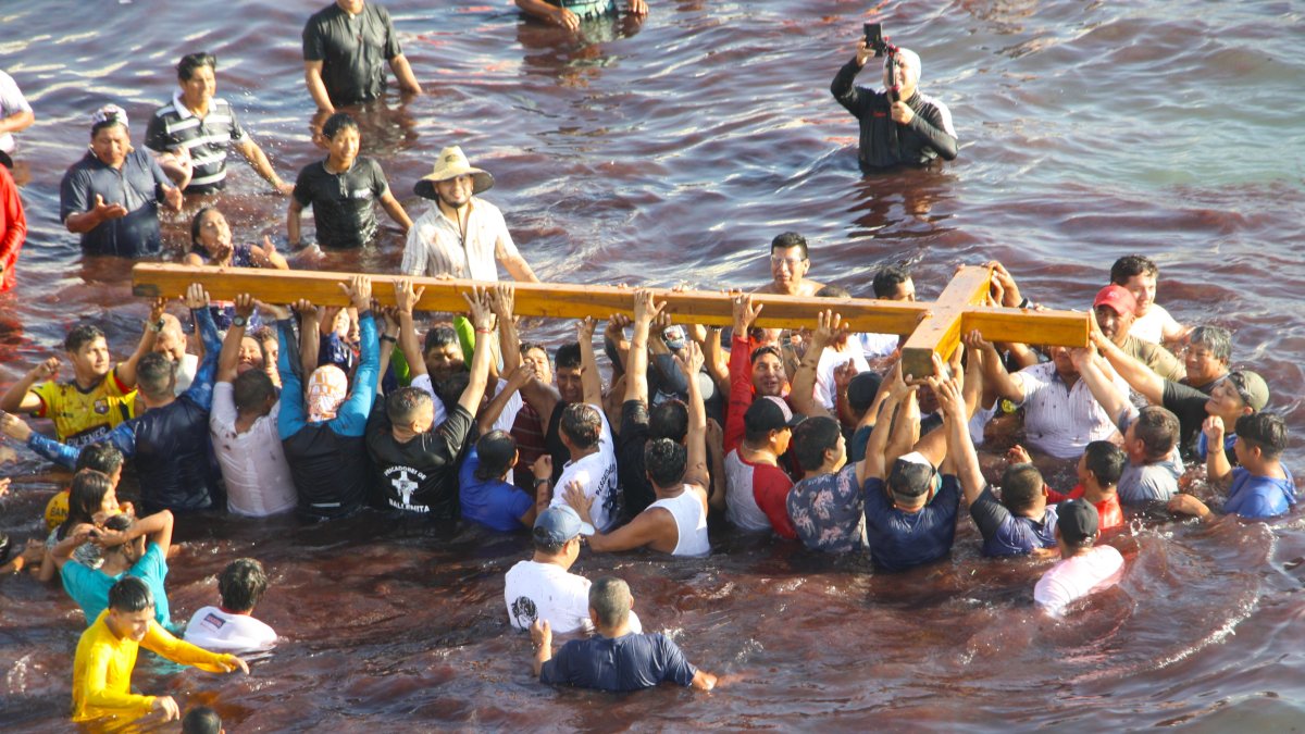 El madero en el agua representa la limpieza de los pecados en el mar.