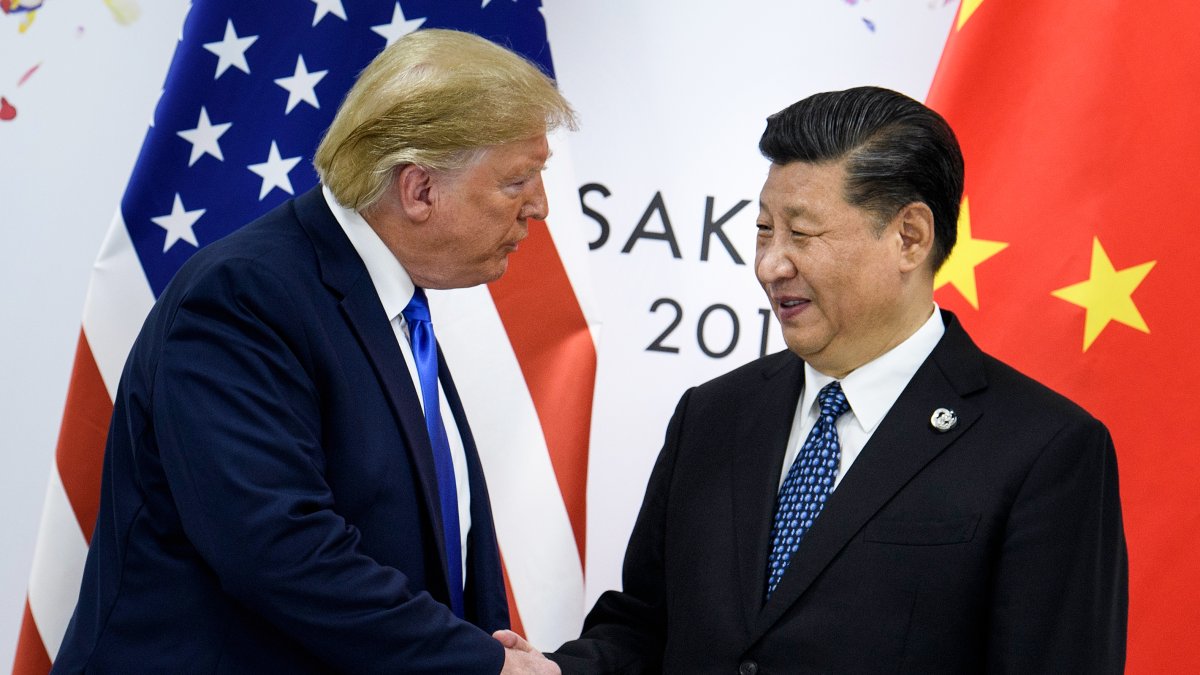 El presidente de China, Xi Jinping (R), se da la mano con el presidente de los Estados Unidos, Donald Trump, antes de una reunión en junio de 2019.