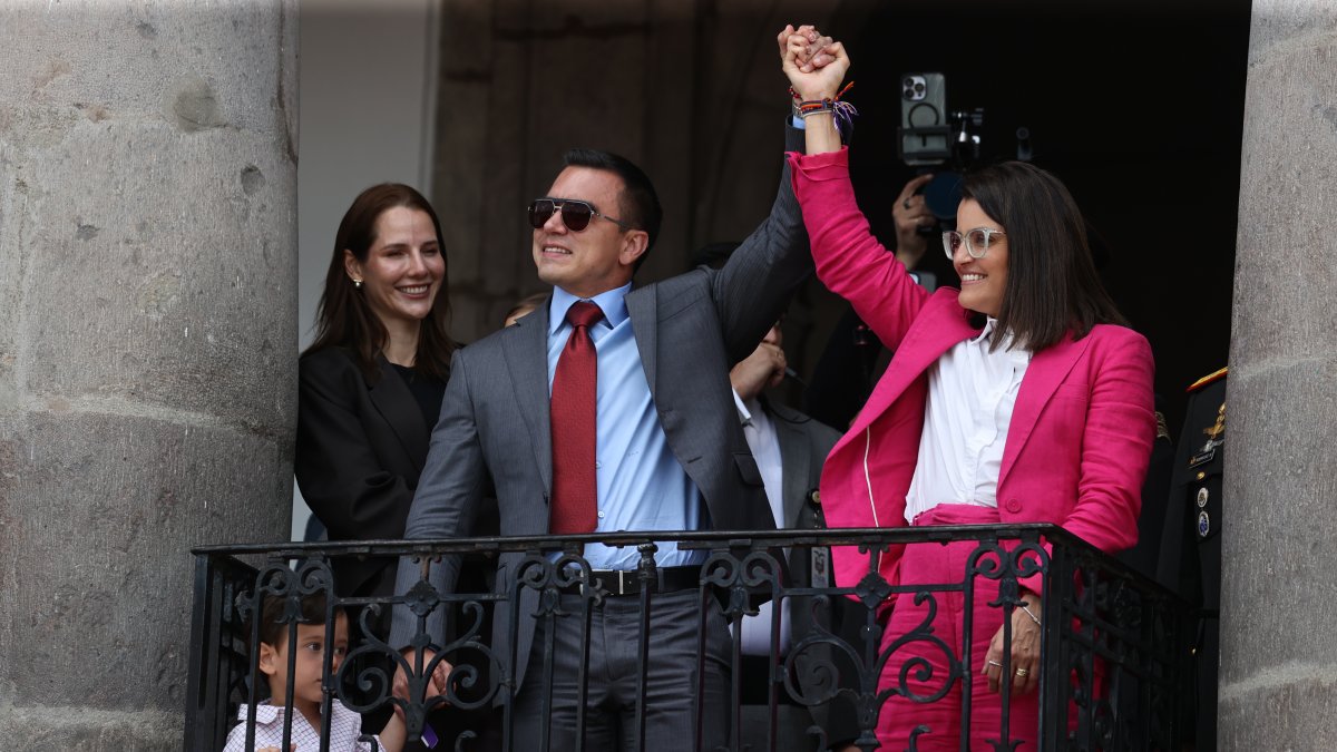 Daniel Noboa de la mano de María José Pinto, vicepresidenta electa.