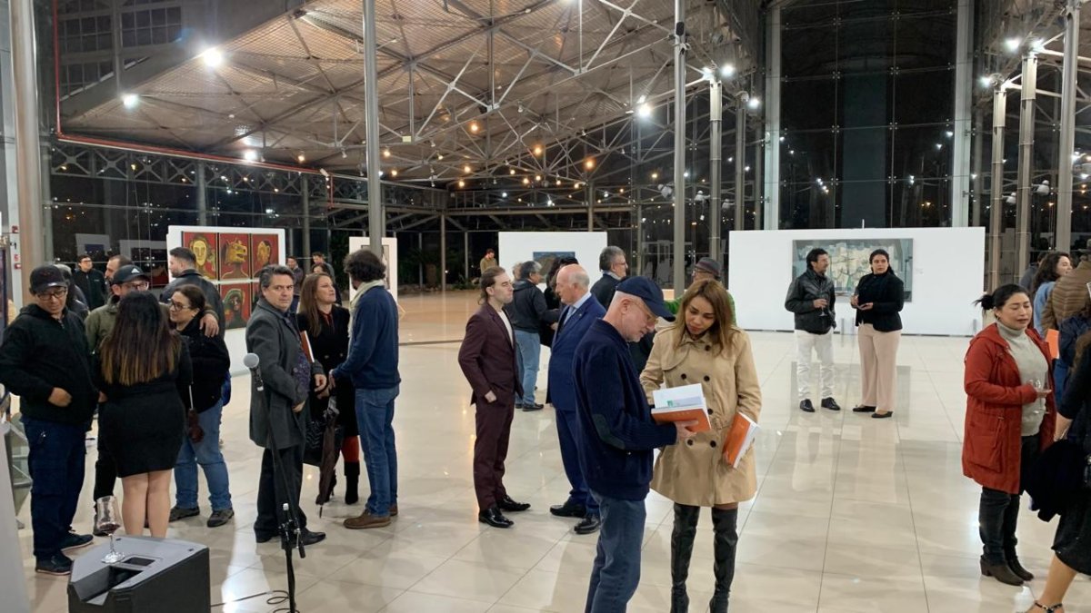 La muestra reúne lienzos de artistas de distintas generaciones que exploran lo moderno y lo contemporáneo.