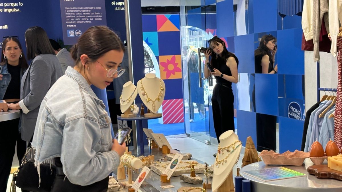 Ropa, accesorios, velas decorativas y productos de skincare se ofrecen en este nuevo espacio en el hipercentro de Quito