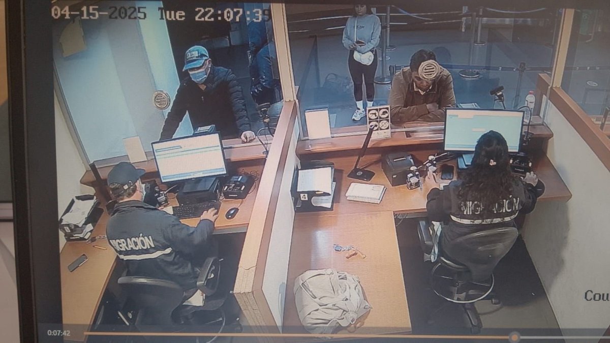 Según el Ministerio del Interior, entidad a la que pertenece Migración, Borja se presentó con el rostro cubierto con una mascarilla.