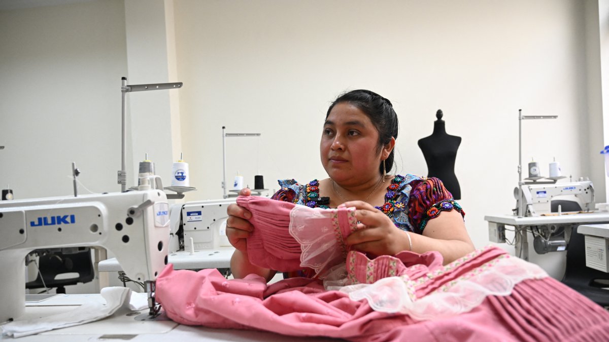 Marleny Tino-27- confecciona una blusa en el Centro de Capacitación Quédate en Joyabaj, Guatemala.