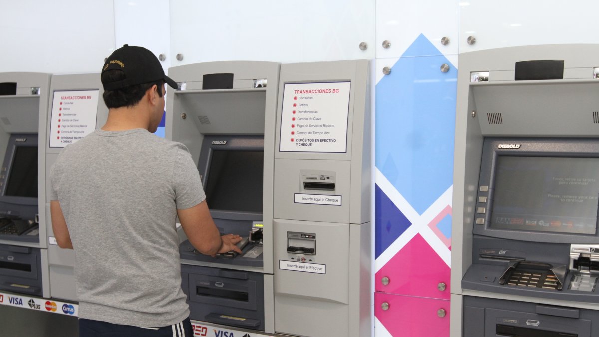 Un ciudadano hace uso de un cajero automático.