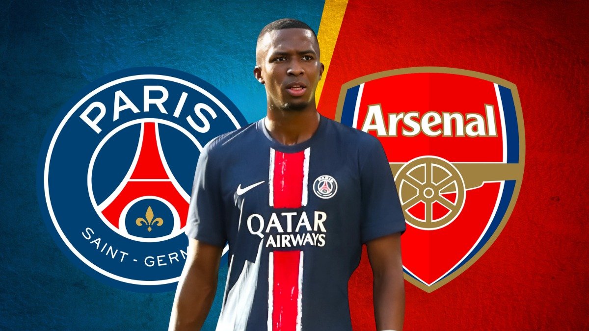 William Pacho es titular fijo en la defensa de PSG.