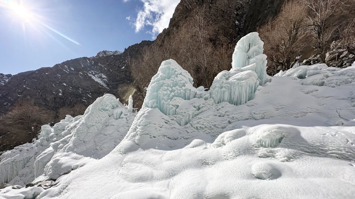 Foto del 18 de marzo de 2025, muestra glaciar artificial construido por residentes locales para conservar agua para los veranos en la aldea de Pari, región montañosa de Gilgit-Baltistán de Pakistán.