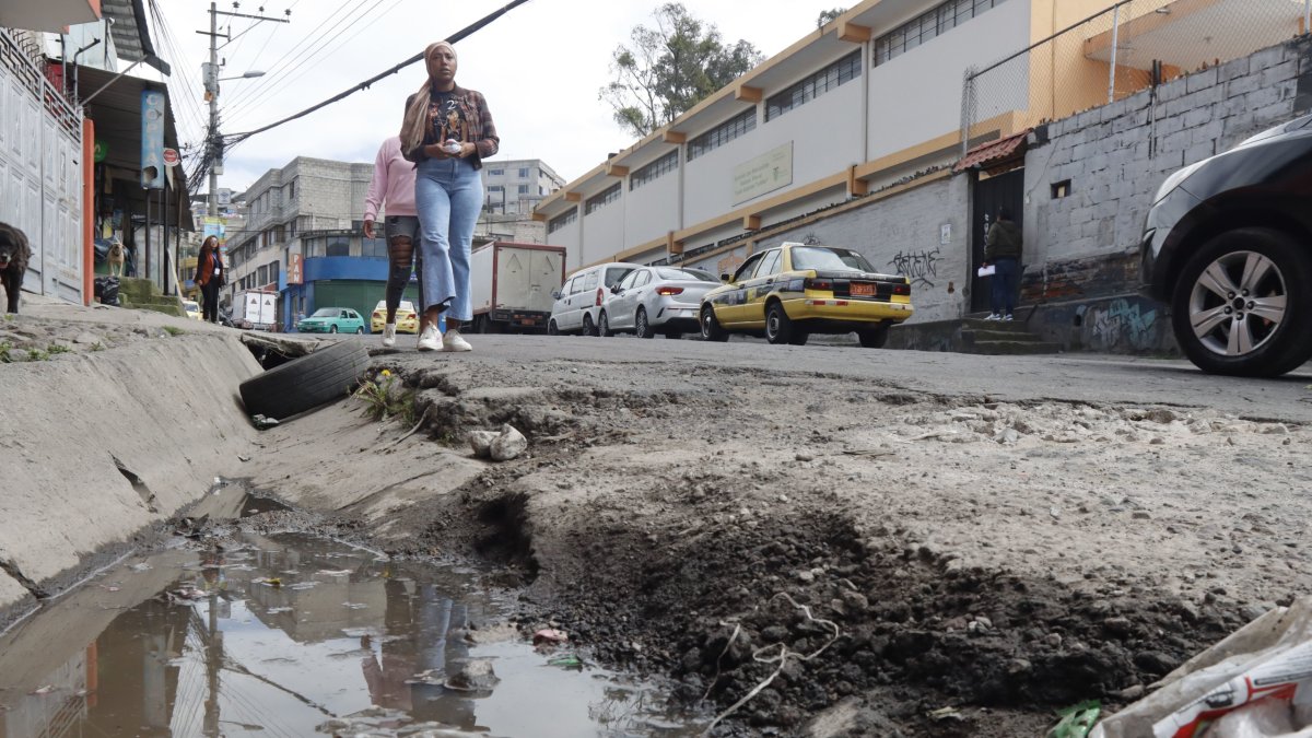 Malestar. Moradores de la Roldós deben esquivar los huecos que se formaron en la calle Rumihurco porque tampoco hay aceras.