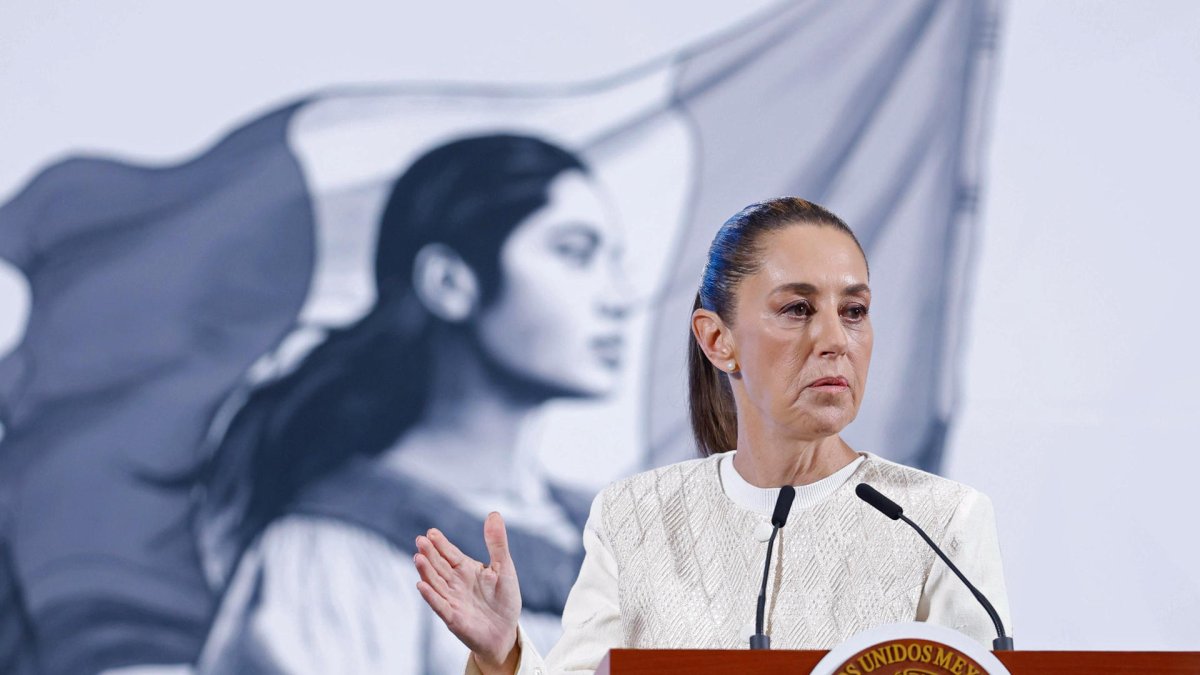 La presidenta de México, Claudia Sheinbaum, habla durante una rueda este miércoles, de prensa en Palacio Nacional de la Ciudad de México (México).
