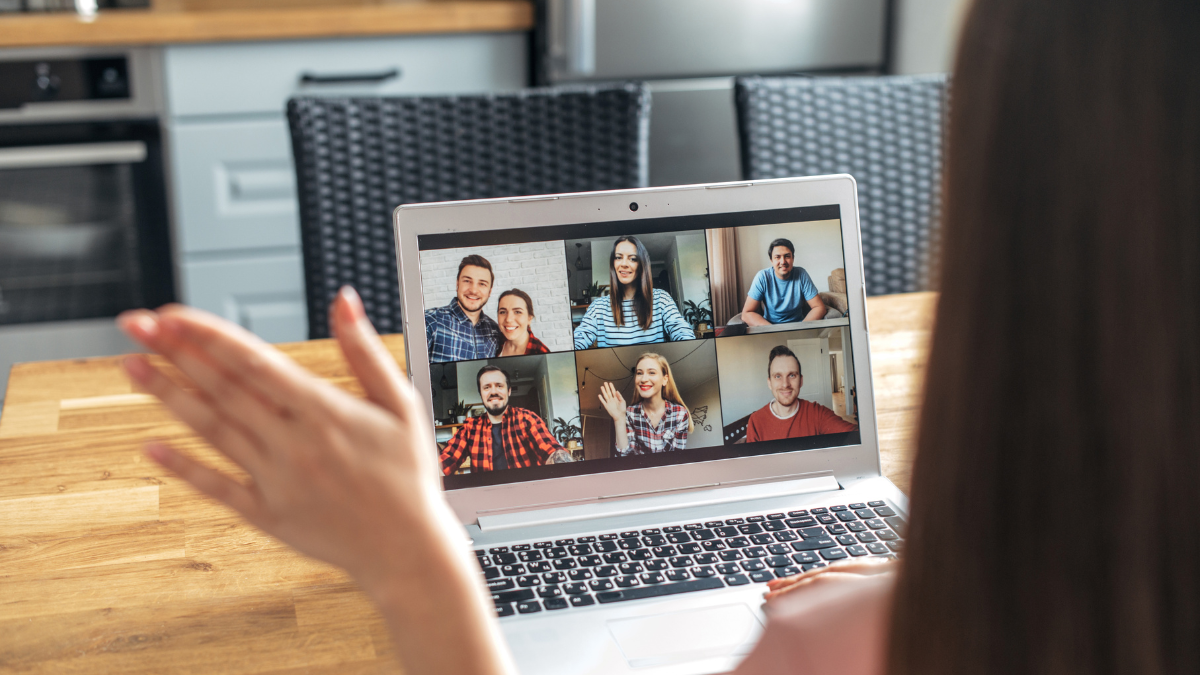 Usuarios en todo el mundo reportaron fallas en Zoom este 16 de abril, afectando videollamadas, clases y reuniones virtuales.