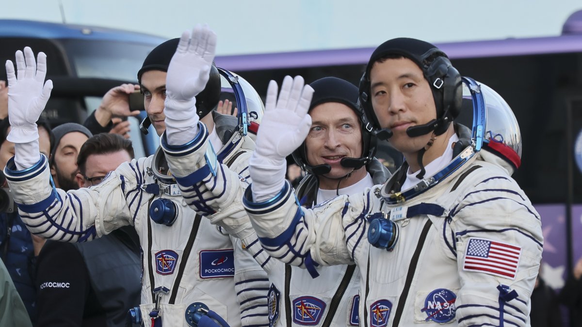   Varios de los cosmonautas listos para el despegue de la nave Soyuz MS-27.