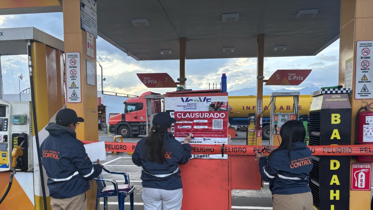 La AMC clausura gasolinera en Quito por derrame de gasolina en barrio Argelia Alta.