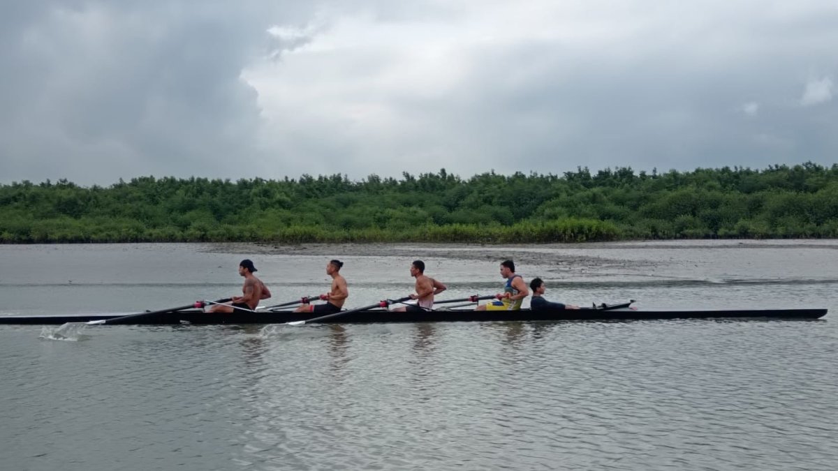 El equipo de Ab Manuel Calle, campeón de la regata en 2023 y 2024, durante uno de sus entrenamientos.