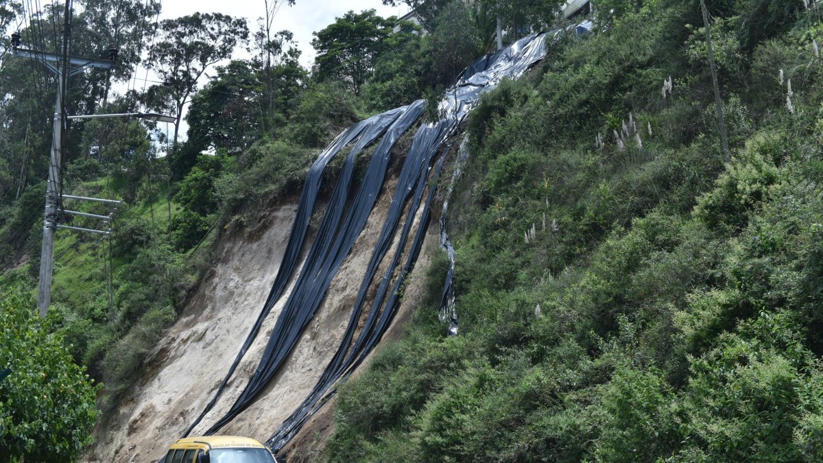 Situación. Ciudadanos piden que se coloque muros de contención en los taludes en la vía a Nayón.