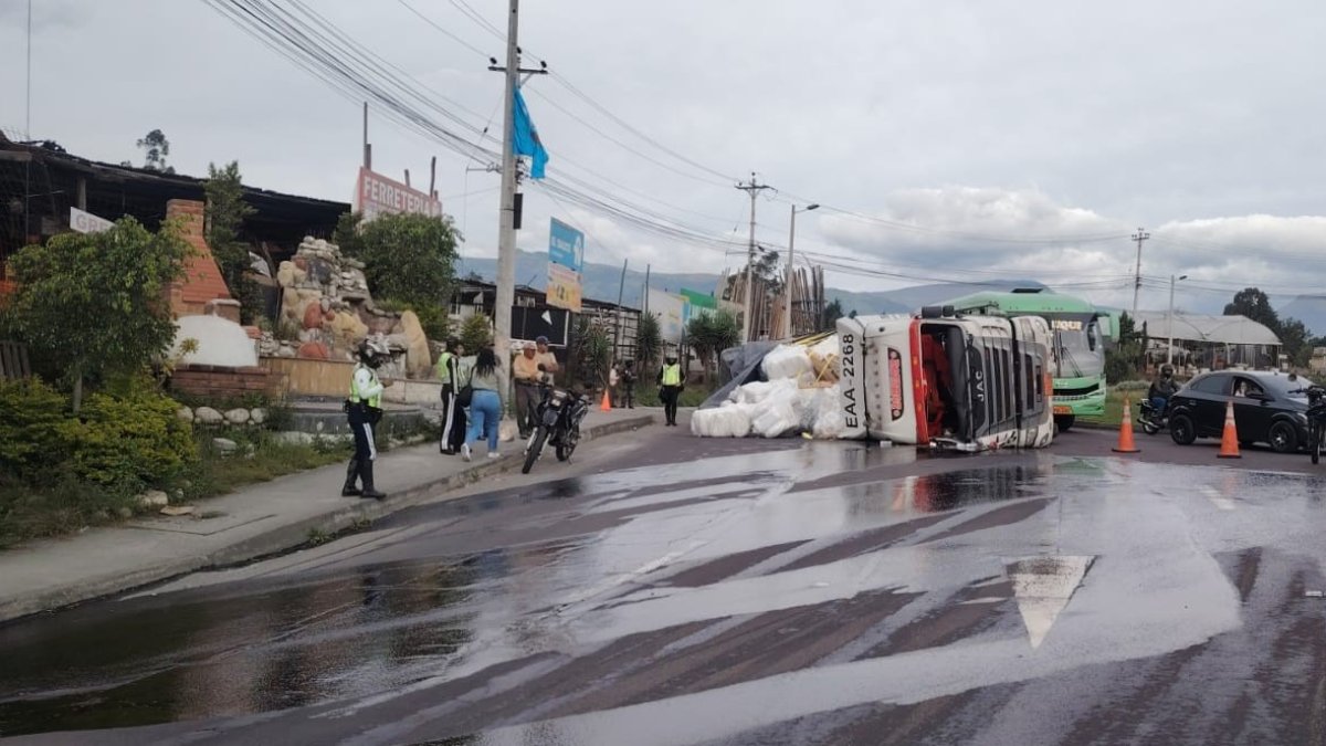 El tráiler se volcó en Puembo, en el tramo de las avenidas Oswaldo Guayasamín y Ruta Viva.