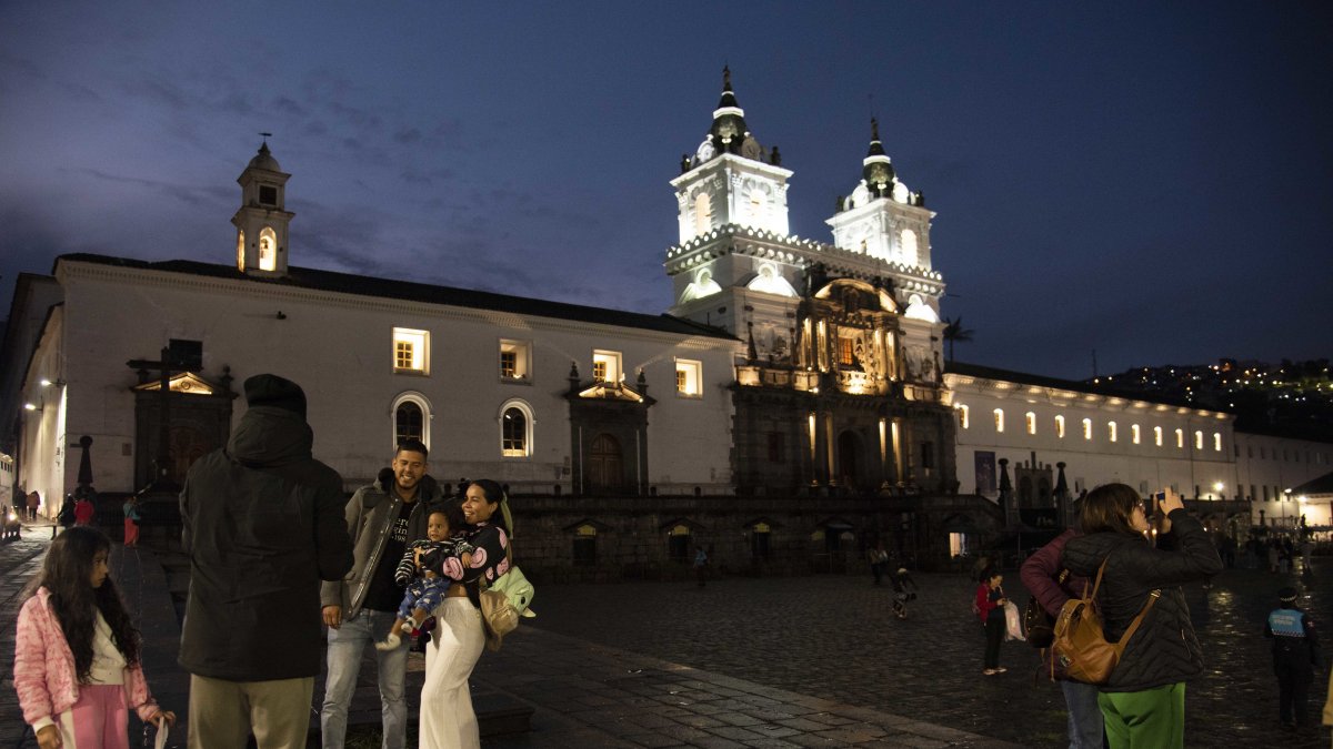 En las noches, visitantes aprovechan para pasear y tomarse fotos en la plaza de San Francisco.