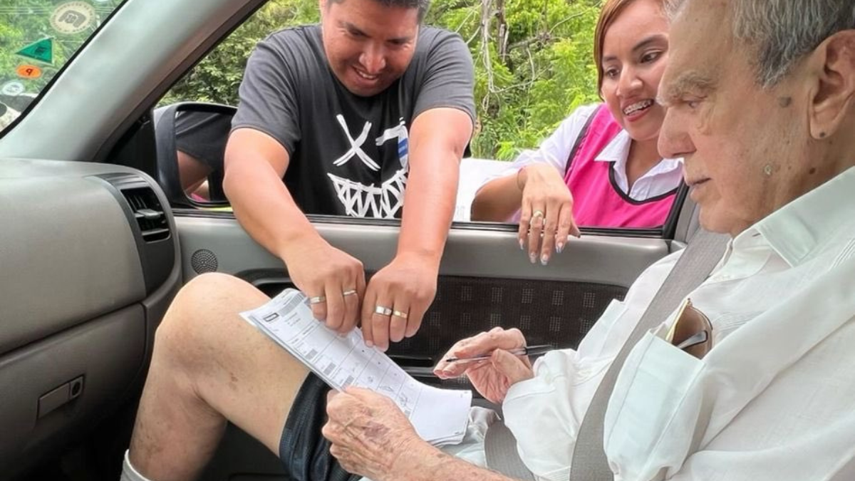 Leonardo Viteri Molinari, de 87 años, acudió a su recinto y accedió al voto asistido, en su vehículo, el 13 de abril del 2025.