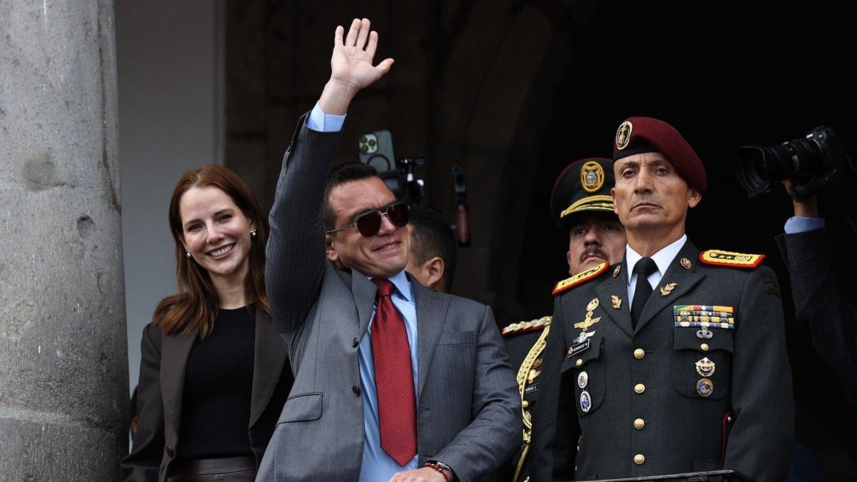 El presidente de Ecuador, Daniel Noboa, y su esposa Lavinia Valbonesi, saludan desde el Palacio de Gobierno, durante el tradicional Relevo de Cambio de Guardia Presidencial, en Quito.