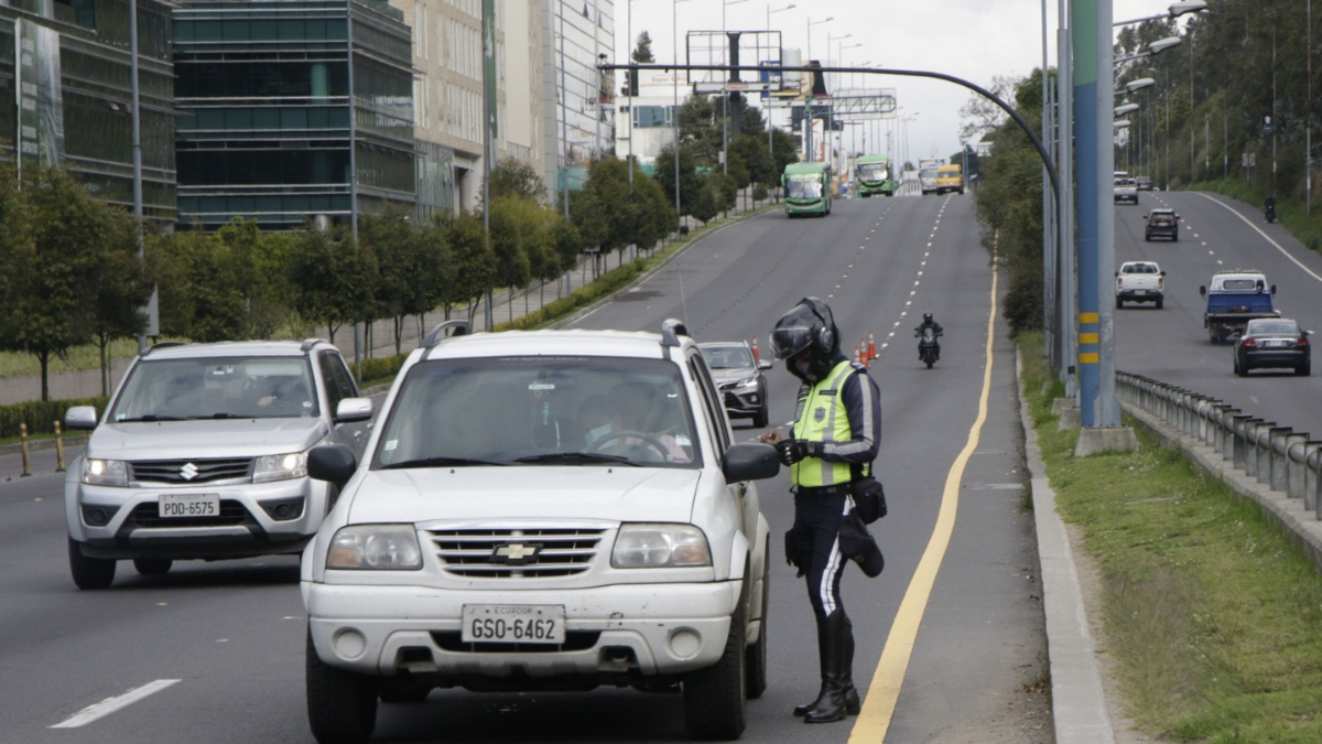 El pico y placa es una medida de regulación vehicular que rige en Quito.