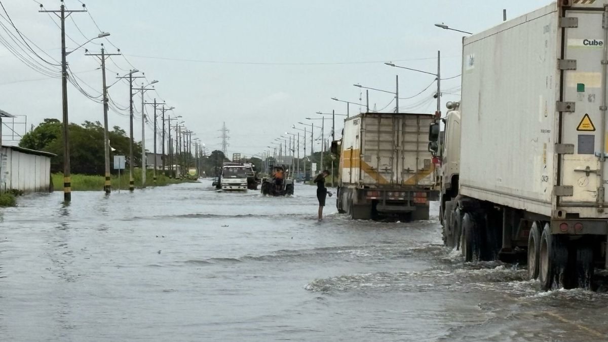 La vía Jujan-Babahoyo presenta inundaciones recurrentemente en su calzada, por lo que conductores optan por desviarse hacia rutas alternas.
