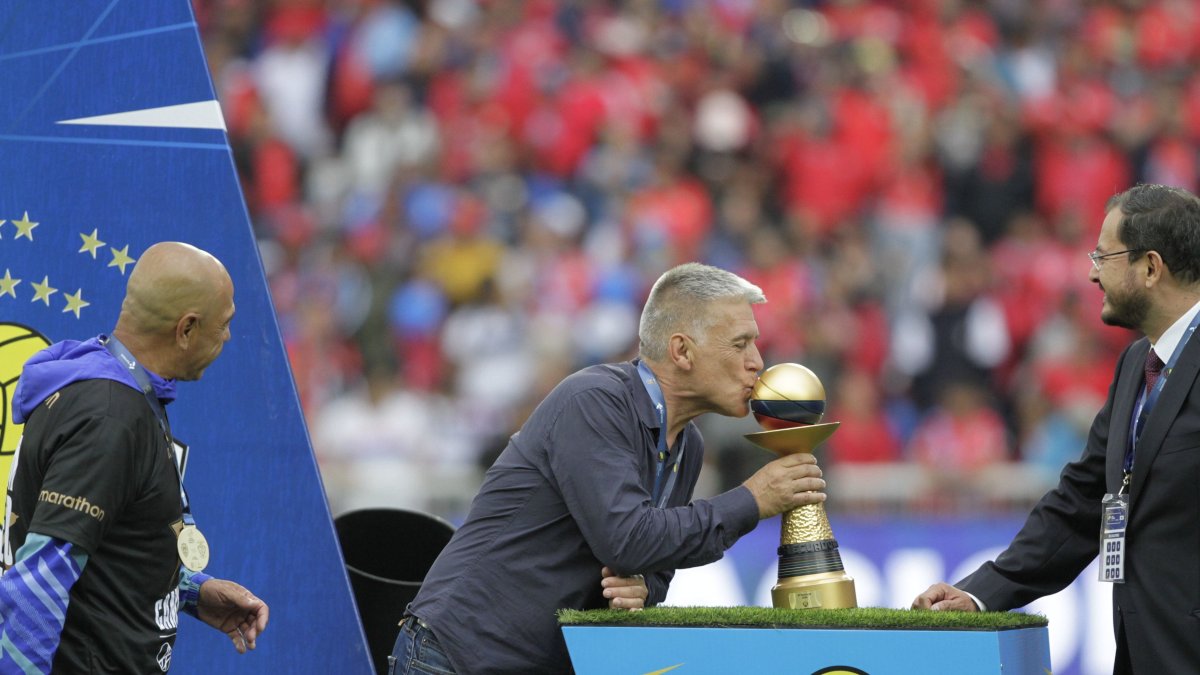 El entrenador Marcelo Zuleta besa el trofeo de la Copa Ecuador tras quedar campeón con El Nacional en la edición de 2024.