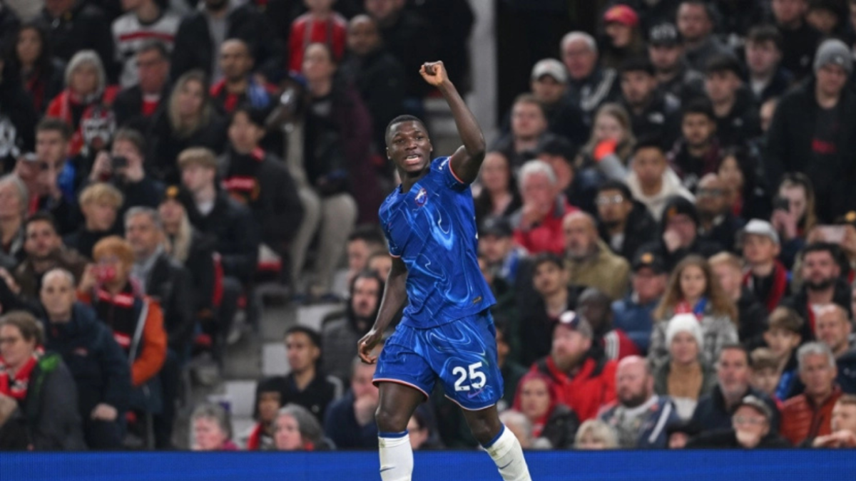 Moisés Caicedo celebró el gol conseguido con Chelsea, pero después no fue válido por Offside