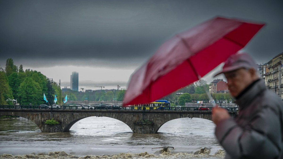 Crecida del río Murazzi del Po en Turín, Italia, 17 de abril de 2025