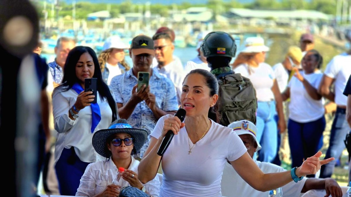 Luisa González denuncia miles de actas presuntamente modificadas y sin firmas.