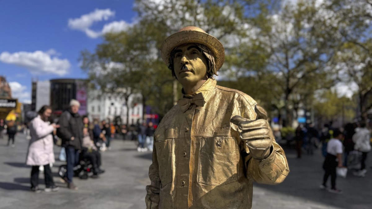 En la imagen, Tommy, rumano de 45 años que ha ejercido desde 2015 como estatua humana en Leicester Square.