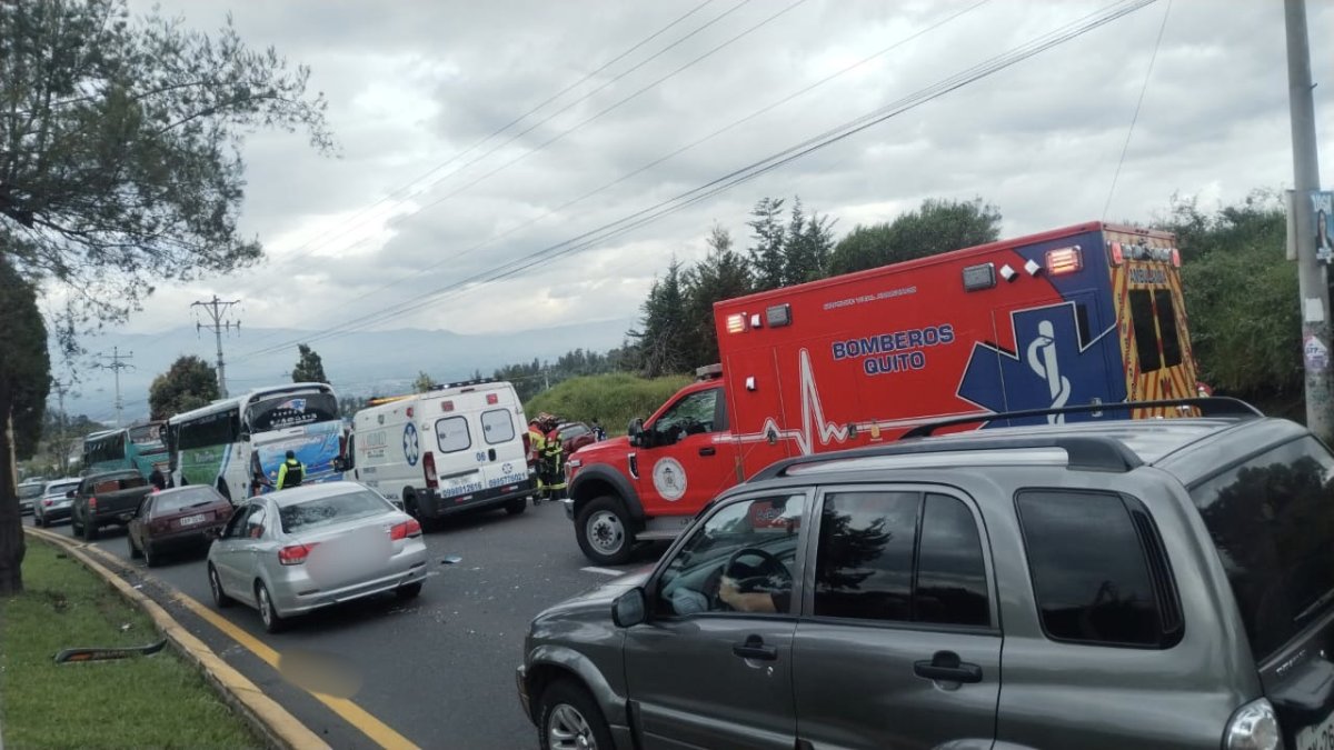 Luego del choque, los dos buses quedaron sobre el carril derecho de la autopista Rumiñahui. Hay congestión.