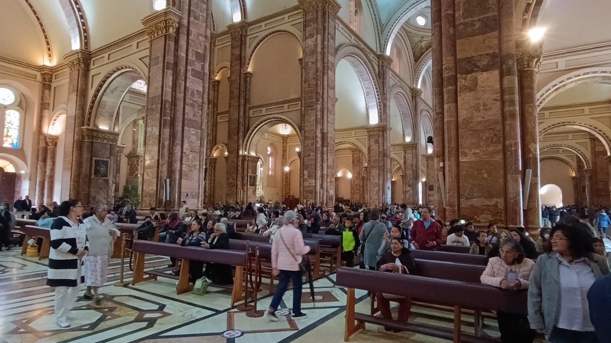 Durante el Jueves Santo los templos del centro de Cuenca lucen con gran cantidad de ciudadanos.