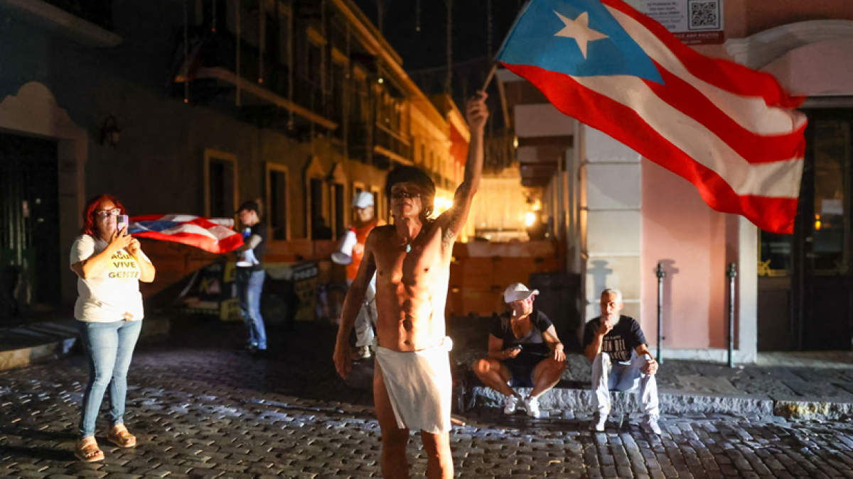 Puertorriqueños protestan frente a La Fortaleza durante un masivo apagón en el Viejo San Juan, Puerto Rico, el 16 de abril de 2025.