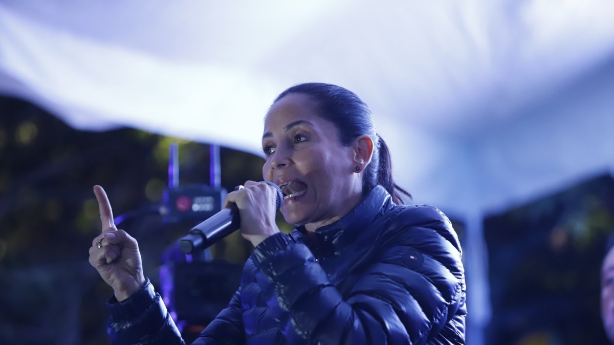 Luisa González habló de fraude en la sede del correísmo el domingo 13 de abril.