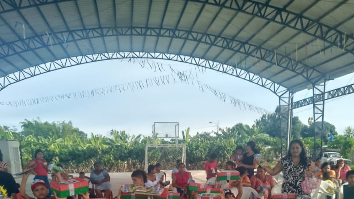 Los niños de sectores vulnerables participan de cultos religiosos y reciben regalos