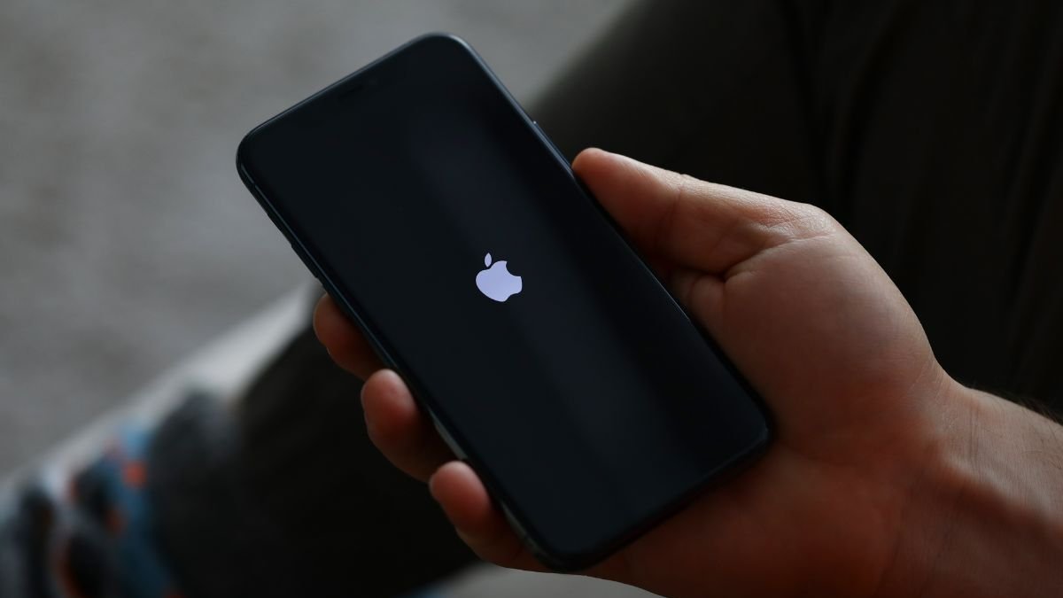 El iOS es el sistema operativo móvil desarrollado por Apple para sus dispositivos, como iPhone.