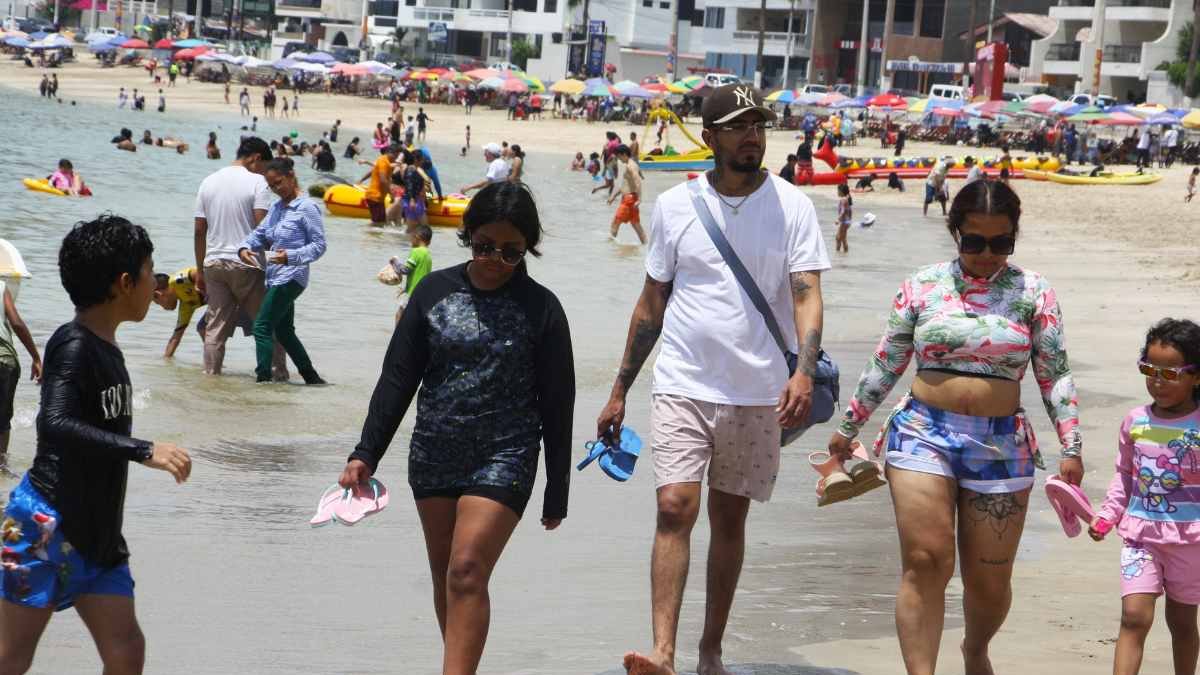 Cientos de turistas llegaron a Salinas a disfrutar del feriado.