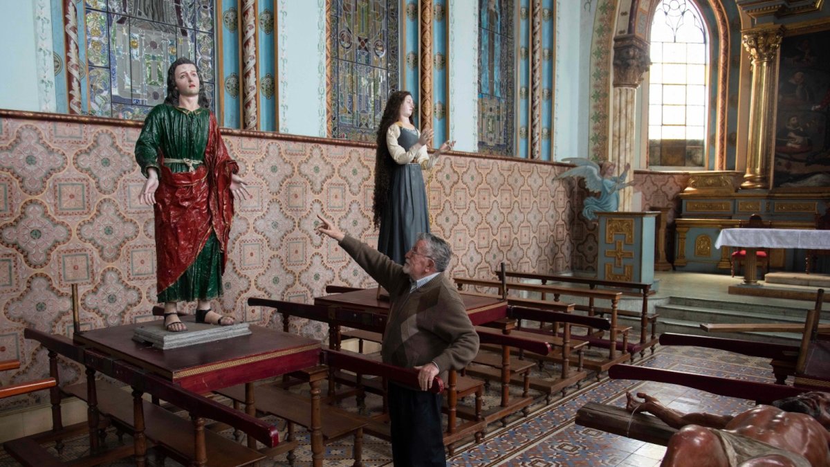 Imágenes. El padre Cabrejas señala las andas listas para salir el jueves, desde la iglesia de Santo Domingo, a la procesión del Silencio, en el centro.