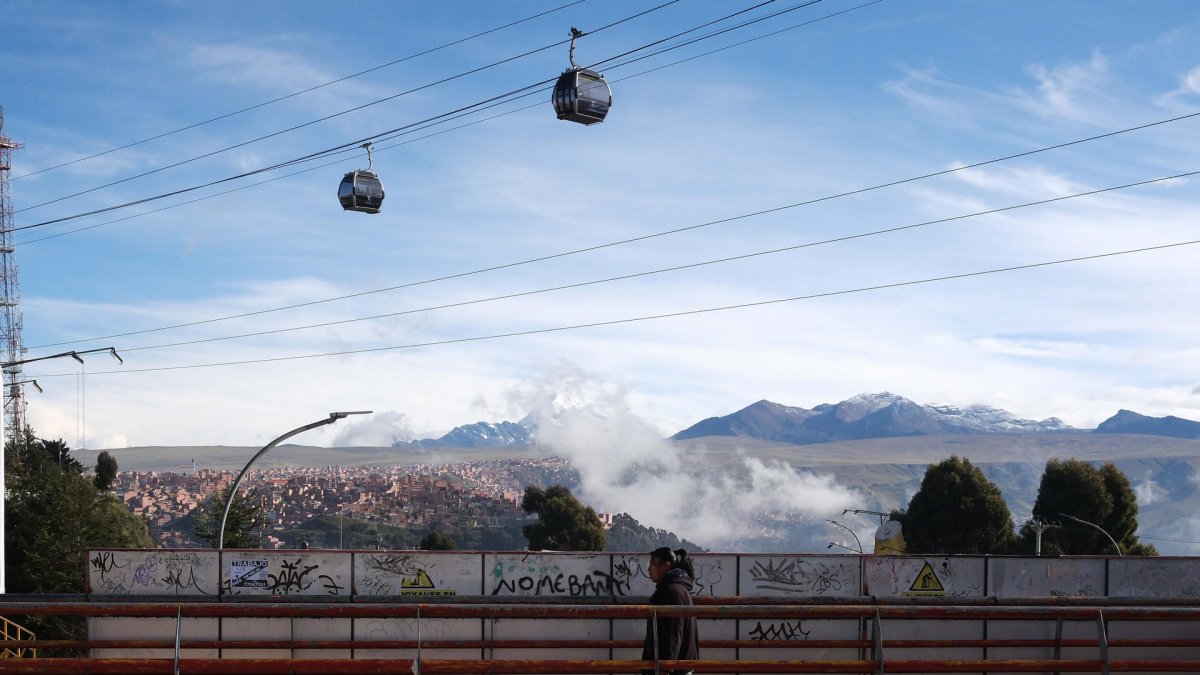 Fotografía de una mujer caminando por una calle en El Alto (Bolivia).